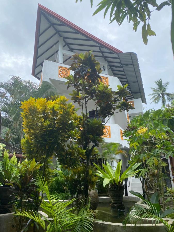 Hotel & Olu Cafe